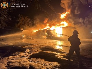 Фото 2 — В Ренийском морпорту взорвался бензовоз: один мужчина погиб, еще один в реанимации (ФОТО)