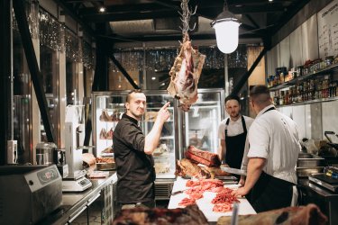 Фото 5 — Создаю атмосферу "завода мяса" с входом через "мясную лавку" — ресторатор Савва Либкин