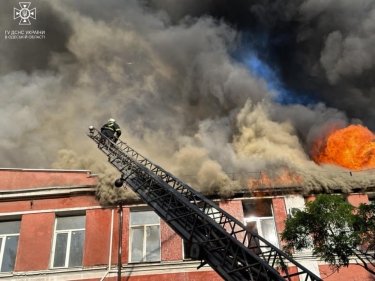 Фото 10 — В Одессе произошел масштабный пожар в здании завода сельхозмашин (ФОТО, ВИДЕО)