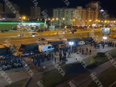 Фото 2 — Беларусы снова собрались на протесты: в Минске машины ГАИ забросали камнями