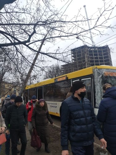 Фото 5 — В Мариуполе городской автобус врезался в столб (ФОТО, ВИДЕО)