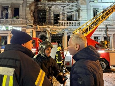 Фото 22 — РФ атаковала Харьков ракетами, попав в гостиницу Kharkiv Palace и жилой дом: 28 пострадавших (ФОТО)