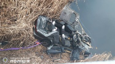 Фото 9 — В Николаевской области автомобиль вылетел с моста в реку: погибли пять человек (ФОТО)