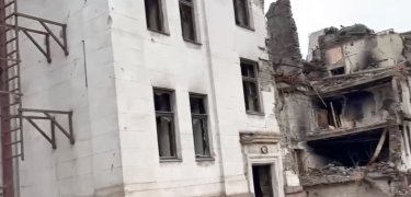 Фото 2 — Оккупанты разобрали завалы в мариупольском драмтеатре: погибших похоронили в братской могиле