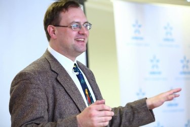 Фото 2 — Университеты должны продавать студентов бизнесу — профессор KSE Владимир Вахитов