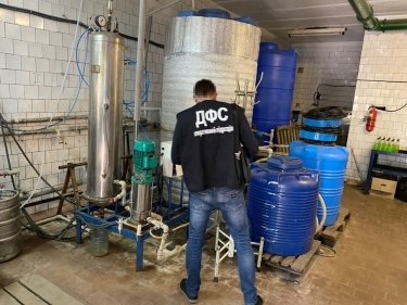 Фото 2 — В Запорожье налоговики конфисковали 100 тысяч литров алкогольного суррогата (ФОТО)