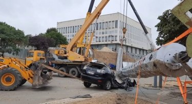 Фото 5 — В Херсоне рухнул на машину чиновника огромный флагшток, установленный с подачи Зеленского