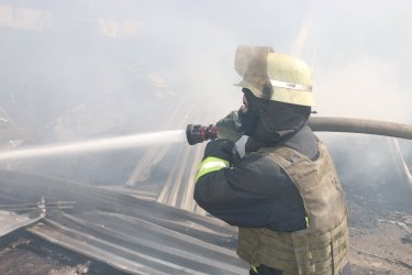 Фото 3 — Из-за вражеских обстрелов в Харькове сгорел большой склад, за день в регионе уже 15 погибших