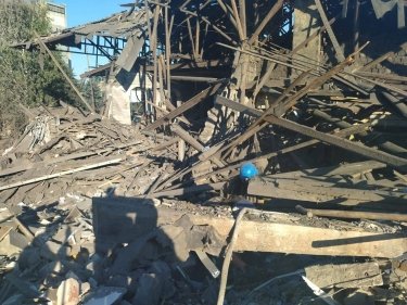 Фото 2 — 6 человек погибли при обстреле Торецка: здание разрушено до основания (ФОТО)