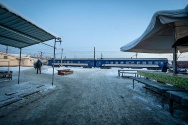 Фото 3 — У Бучі запрацювали вагони незламності з теплом, Starlink та зарядками (ФОТО)