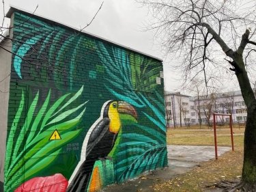 Фото 2 — В Киеве на Оболони появился 90-метровый мурал