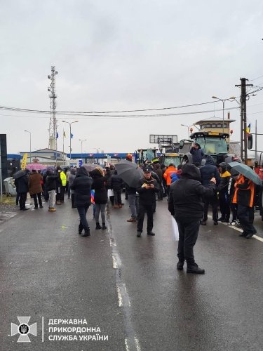 Фото 7 — Румунські фермери заблокували ще один пункт пропуску: тепер - на кордоні з Закарпаттям