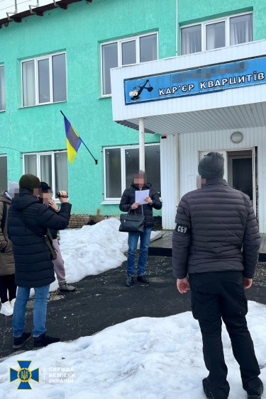 Фото 2 — Топ-менеджеров украинских предприятий российского олигарха Дерипаски задержали: поставляли в РФ сырье для производства "Искандеров"