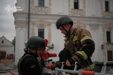 Фото 17 — Росія атакувала Київ: у Києво-Печерській лаврі масштабна пожежа, пошкоджено кіностудію Довженка (ФОТО)