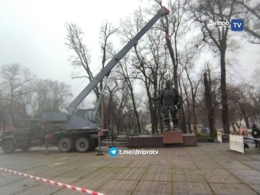 Фото 6 — В Днепре демонтировали памятники Горькому и Чкалову (ФОТО)