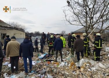 Фото 4 — В селе к югу от Киева из-за обстрела погибли пять человек, разрушены дома (ФОТО)