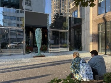 Фото 9 — Росія атакувала Київ ракетами та дронами: зруйновано будинки та торговельний центр, є загиблі та поранені (ФОТО)