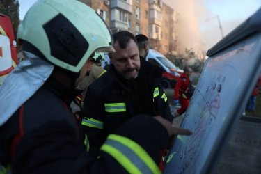 Фото 6 — Росія атакувала Київ ракетами та дронами: зруйновано будинки та торговельний центр, є загиблі та поранені (ФОТО)