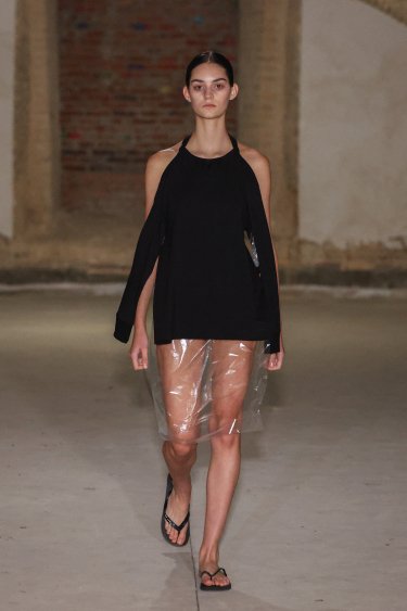 Фото 37 — Ukrainian Fashion Week SS27: ремесло, реконструкция и показ в укрытии