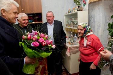Фото 4 — Литвин съездил на родину поздравить маму с Днем рождения