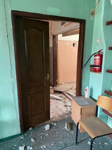 Фото 3 — Оккупанты нанесли четыре ракетных удара по Константиновке: попали в центр размещения переселенцев (ФОТО)