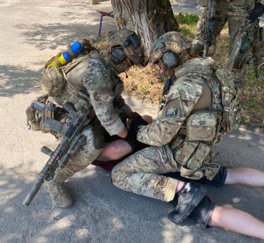 Фото 20 — В Житомирской области задержали восемь членов банды рэкетиров: "попались" из-за угроз военному (ФОТО, ВИДЕО)