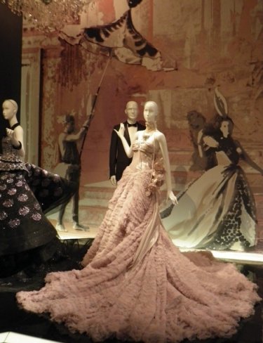 Фото 3 — Dior привез в Москву 110 платьев