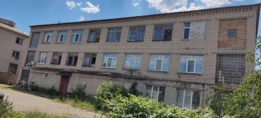 Фото 2 — Росіяни пошкодили будівлю податкової на Донеччині (ФОТО)