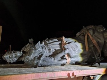 Фото 2 — В Одесі знесли пам'ятники Катерині ІІ та Суворову (ФОТО)