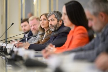 Фото 2 — Зеленський зустрівся з бізнесом, який постраждав від ударів РФ по складам: що пообіцяв