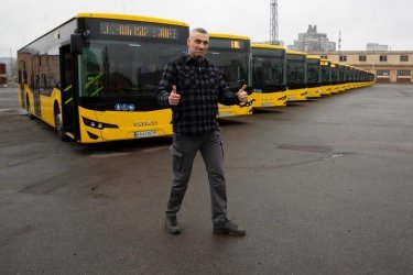 Фото 3 — У Києві на маршрути вийшли нові трамваї та автобуси: де курсуватимуть та як виглядають (ФОТО)