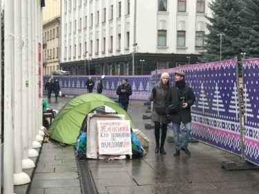 Фото 3 — "Авакова в отставку!": под офисом Зеленского митинговали против главы МВД (ВИДЕО)