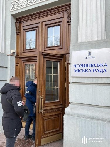 Фото 2 — Воровство на ремонте дорог в Чернигове: ГБР обыскало ОГА, мэрию и ряд компаний