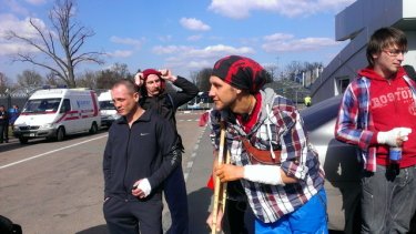 Фото 7 — 19 майдановцев и 5 солдат внутренних войск будут лечить в Германии на частные пожертвования