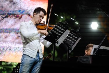 Фото 18 — Bouquet Kyiv Stage миксует жанры: открыли фестиваль Забужко, "Щедрик" и электронная музыка