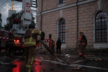 Фото 4 — Росія атакувала Київ: у Києво-Печерській лаврі масштабна пожежа, пошкоджено кіностудію Довженка (ФОТО)