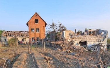 Фото 2 — Россияне нанесли ракетный удар по частному сектору в Днепре: есть пострадавшие, 4 дома уничтожены (ФОТО)