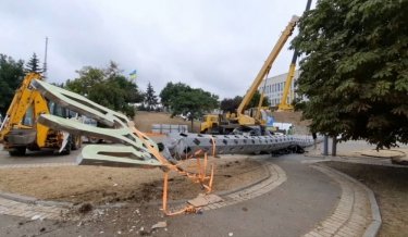 Фото 4 — В Херсоне рухнул на машину чиновника огромный флагшток, установленный с подачи Зеленского