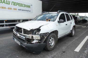 Фото 2 — В Киеве разрушается еще один мост: осколок путепровода разбил авто (ФОТО, ВИДЕО)