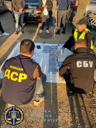 Фото 21 — В Одессе поймали трех членов Ндрангеты: пытались провезти 60 кг кокаина среди бананов
