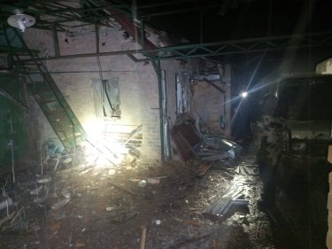 Фото 4 — В ОВА показали последствия ночного обстрела Никополя (ФОТО)