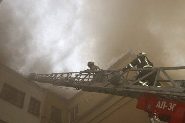 Фото 2 — Очередной обстрел Харькова вызвал пять пожаров: спасатели показали тушение крупнейшего (ФОТО, ВИДЕО)