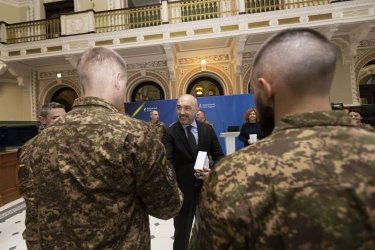 Фото 4 — НБУ выпустил памятную монету в честь Нацгвардии: как выглядит