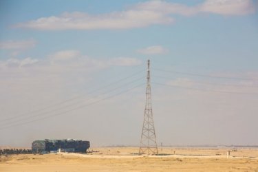 Фото 7 — Снятый с мели контейнеровоз Ever Given отбуксировали в озеро посреди Суэцкого канала