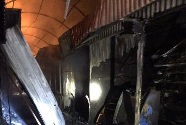 Фото 2 — Пожар в Кривом Роге: на Центральном рынке сгорели 22 торговых павильона (ФОТО, ВИДЕО)