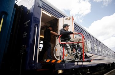 Фото 2 — "Укрзалізниця" представила перший безбар’єрний вагон для пасажирів з інвалідністю (ФОТО)
