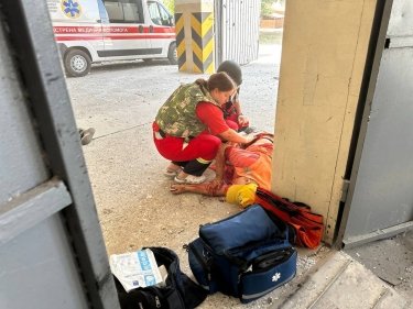 Фото 8 — Оккупанты ударили по коммунальному предприятию в Херсоне — два человека погибли