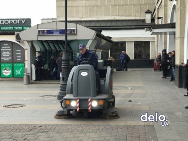 Фото 2 — Как происходит большая "зачистка" на Центральном ж/д вокзале Киева (ФОТО)