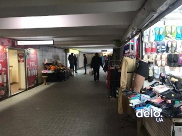 Фото 6 — ТРЦ закрылись, а уличная торговля процветает: как в Киеве выполняют решение властей (ФОТО)