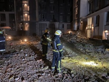 Фото 5 — Войска РФ нанесли удар по Днепру, попав во многоэтажку и здание СБУ: есть пострадавшие (ФОТО, ВИДЕО)